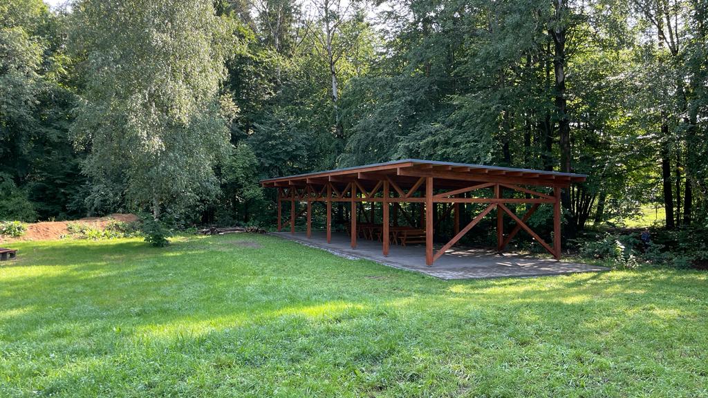 Zastřešené posezení na hřišti Blansko-Klepačov